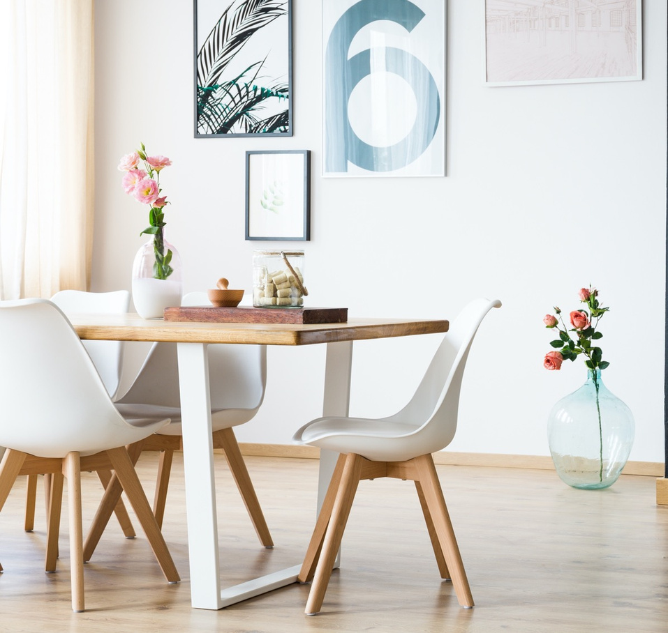 A room with a table and chairs
Description automatically generated with low confidence